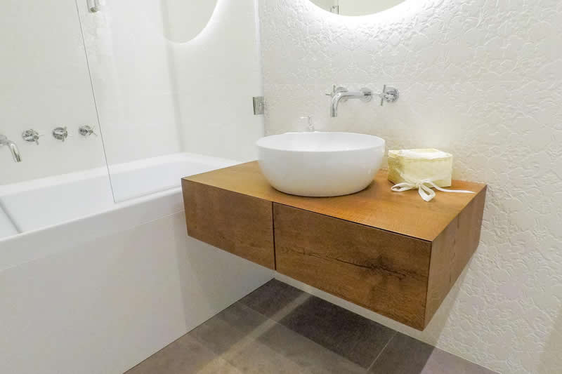 Interior Design furniture for Mobile sospeso in rovere per bagno